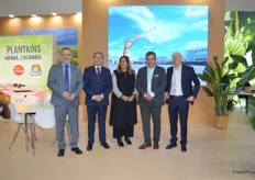 Representantes de la industria frutícola de Colombia con el Embajador en Europa, visitando los stands de sus empresas.